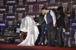 Kareena Kapoor, Randhir Kapoor unveil UTVstars Walk of the Stars in Taj Land_s End, Mumbai on 28th March 2012 (42).JPG